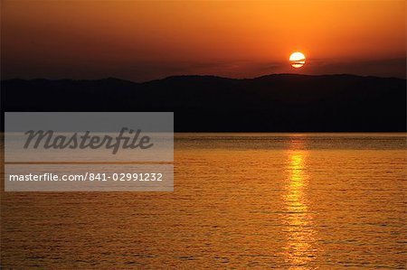 Coucher de soleil sur la mer Egée, de Loutraki, Skopelos, avec Skiathos en arrière-plan, les Iles des Sporades, îles grecques, Grèce, Europe