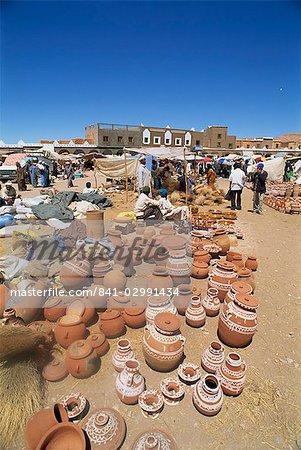 Pots à vendre, commercialiser la scène, Tinejdad (Maroc), en Afrique du Nord, Afrique