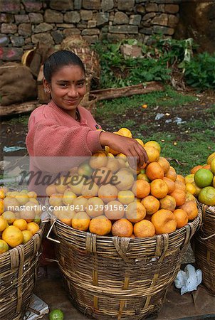 Kopf und Schultern Porträt einer jungen Frau, lächelnd und Blick in die Kamera, eine am Straßenrand Obsthändler in der Nähe von Kodaikanal, Tamil Nadu, Indien, Asien