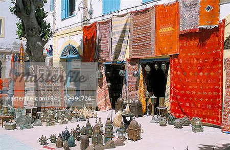 Teppiche und Metallerzeugnisse für Verkauf, Essaouira, Marokko, Nordafrika, Afrika