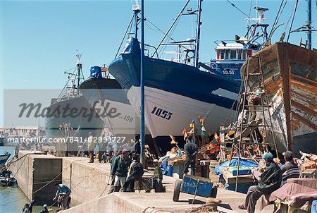 Construction de bateaux dans le port de pêche, Essaouira, Maroc, l'Afrique du Nord, Afrique