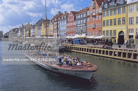 Nyhavn, or new harbour, busy restaurant area, Copenhagen, Denmark, Scandinavia, Europe