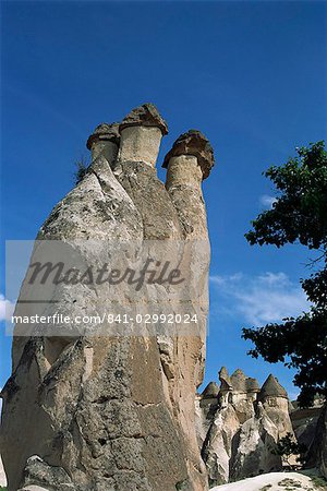 Piliers de l'érosion avec tuf volcanique, Pasabagi près de Göreme, Cappadoce, Anatolie, Turquie, Asie mineure, Asie