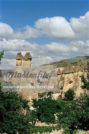 Érosion avec piliers en tuf volcanique près de Göreme, Cappadoce, Anatolie, Turquie, Asie mineure, Asie