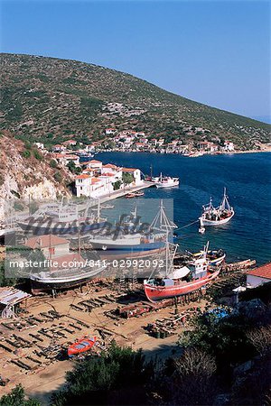 Pêche des bateaux dans le port, Agia Kyriaki, Pelion, Grèce, Europe