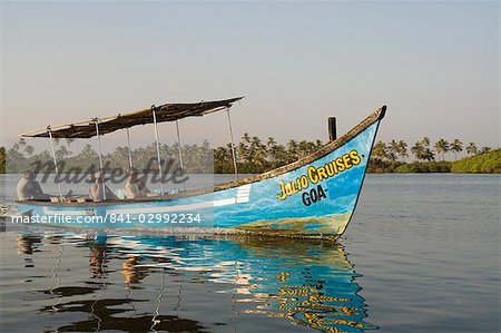 Bateaux touristiques sur backwater près de Mobor, Goa, Inde, Asie