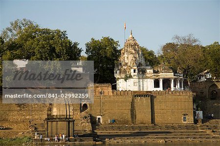 Hindu-Tempel auf dem Fluss Narmada, Maheshwar, Madhya Pradesh Zustand, Indien, Asien