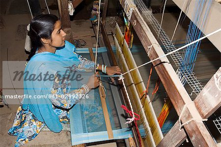 Eine Frau, Weben an einem der Genossenschaften in einen Bereich, der bekannt ist für seine Saris, Maheshwar, Madhya Pradesh Zustand, Indien, Asien