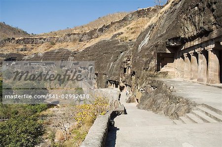 Ajanta Höhlensystem, geschnitzt von buddhistischen Tempeln in Fels aus dem 5. Jahrhundert v. Chr., Ajanta, Maharastra, Indien