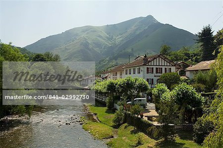 La rivière Nive, Saint Etienne de Baigorry (St-Etienne-de-Baïgorry), Pays Basque, Pyrénées-Atlantiques, Aquitaine, France, Europe