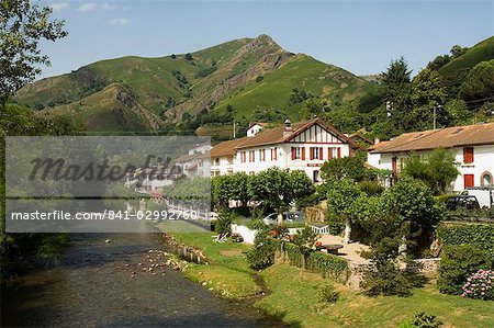 Hotel Arce auf dem Fluss Nive, St. Etienne de Baigorry, baskische Land, Pyrenees-Atlantiques, Aquitaine, Frankreich, Europa