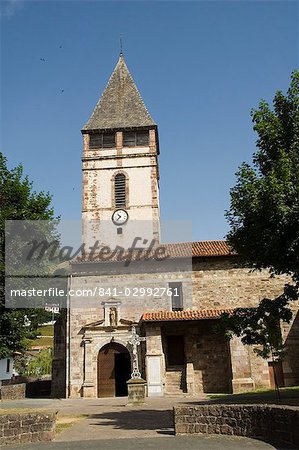 Alte Kirche in St. Etienne de Baigorry, baskische Land, Pyrenees-Atlantiques, Aquitaine, Frankreich, Europa