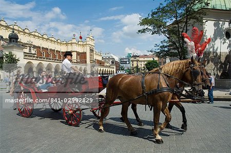 Pferd und Wagen im Marktplatz (Rynek Glowny), Old Town District (Stare Miasto), Krakow (Krakau), UNESCO Weltkulturerbe, Polen, Europa