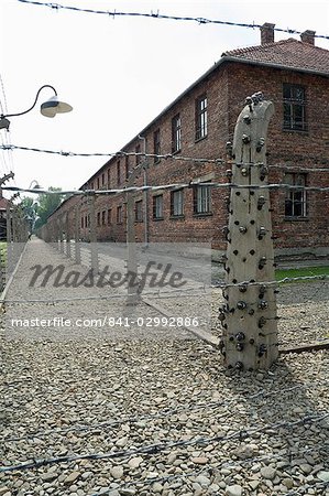 Clôture électrique, camp de concentration de Auschwitz, aujourd'hui un monument commémoratif et Musée, patrimoine mondial de l'UNESCO, Oswiecim près de Krakow (Cracovie), Pologne, Europe