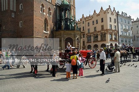 Chevaux et carrosses à la place du marché (Rynek Glowny), vieille ville (Stare Miasto), Krakow (Cracovie), patrimoine mondial de l'UNESCO, Pologne, Europe