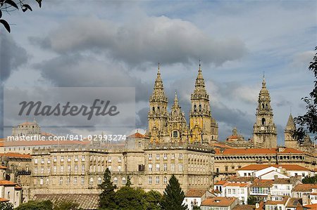 Santiago Cathedral with the Palace of Raxoi in foreground, UNESCO World Heritage Site, Santiago de Compostela, Galicia, Spain, Europe