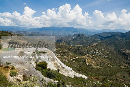 Hierve el Agua (l'ébullition de l'eau), de l'eau riche en bulles de minéraux vers le haut de la montagne et le verse sur le bord, Oaxaca, au Mexique, en Amérique du Nord