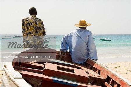 Fischerboot am Strand in Santa Maria auf der Insel Sal (Salz), Kapverdische Inseln, Afrika