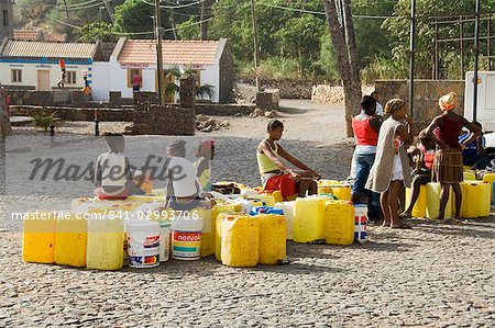Wasser-Container, die haben aus kommunalen Wasserfazilität gefüllt worden und warten auf die Sammlung, Cidade Velha, Santiago, Kapverdische Inseln, Afrika