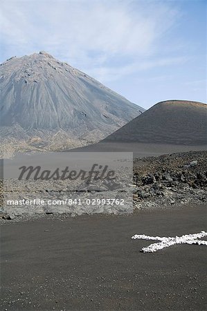 Weißes Kreuz ist ein Marker für Land-Bewegung in der Caldera, mit dem Vulkan Pico de Fogo im Hintergrund, Fogo (Feuer), Kapverdische Inseln, Afrika zu überprüfen