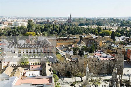 Real Alcazar, patrimoine mondial UNESCO, vu depuis la tour de La Giralda, le quartier de Santa Cruz, Séville, Andalousie (Andalucia), Espagne, Europe