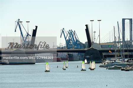 Segelboote und Sevilla Hafen am Fluss Rio Guadalquivir, Sevilla, Andalusien, Spanien, Europa