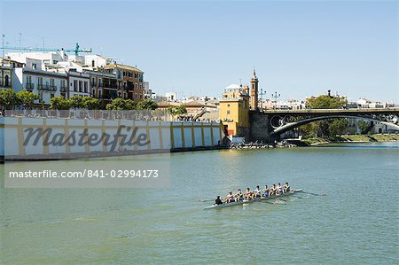 Puente de Isabel II, également connu sous le nom Puente de Triana, avec le quartier de Triana, à gauche et le fleuve Rio Guadalquivir, Séville, Andalousie, Espagne, Europe