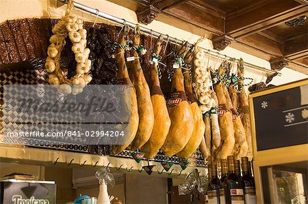 Jambons suspendus au tapas bar et restaurant, quartier de Santa Cruz, Séville, Andalousie, Espagne, Europe