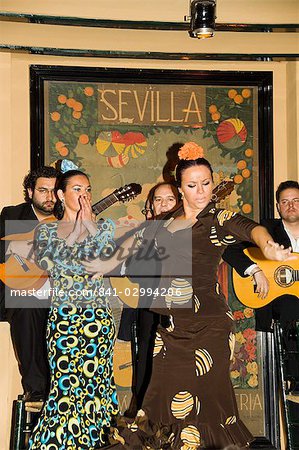 Des danseurs de flamenco dans le Restaurant El Arenal, El Arenal district, Séville, Andalousie, Espagne, Europe