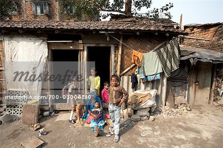 Enfants à l'extérieur de leur maison, Tilijara, Kolkata, West Bengal, Inde Enfants à l'extérieur de leur maison, Tilijara, Kolkata, West Bengal, Inde