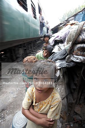 Garçons près de chemins de fer, Tilijara, Kolkata, West Bengal, Inde