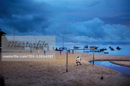 Jouer au Soccer sur la plage à marée basse, Fortaleza, Ceara, Brésil