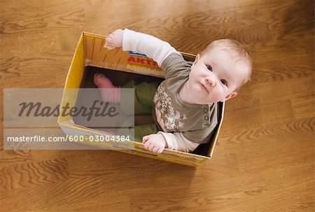 Bébé assis dans une boîte