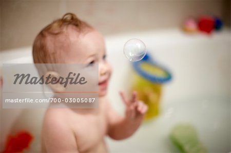 Bébé dans la baignoire