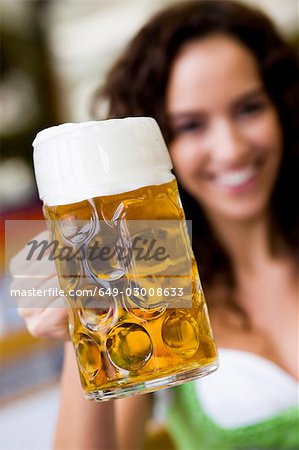 Jeune femme avec le verre de bière