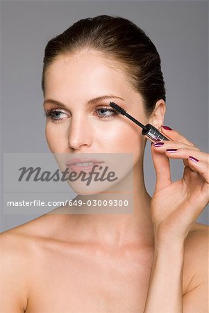 weibliche Schönheit mit Mascara machen