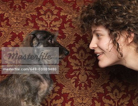 Hund und Frau einander betrachten