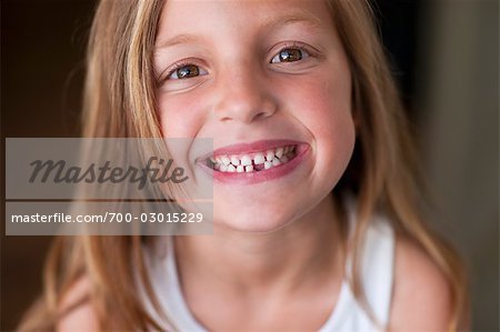 Porträt des Mädchens mit fehlenden Zahn