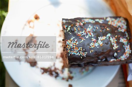 Die Hälfte der Schokoladen-Kuchen mit Streuseln auf Platte