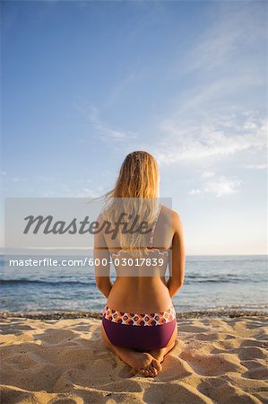 Femme assise sur la plage, Punta Burros, Nayarit, Mexique