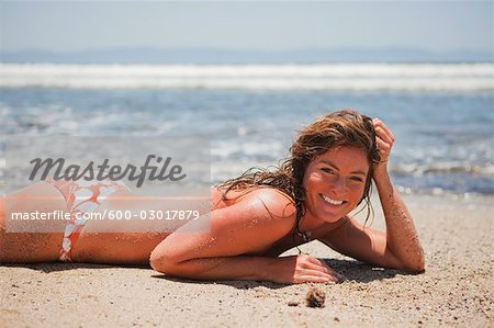 Frau liegend auf den Strand, Punta Kautschukbäume, Nayarit, Mexiko
