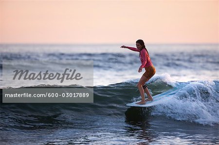 Surfer bei Dämmerung, Punta Kautschukbäume, Nayarit, Mexiko