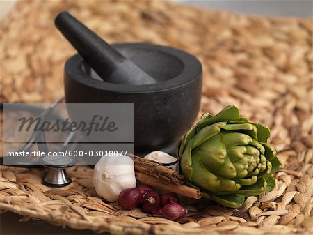 Stillleben mit Mörser und Pistill und Heilpflanzen Stillleben mit Mörser und Pistill und Heilpflanzen