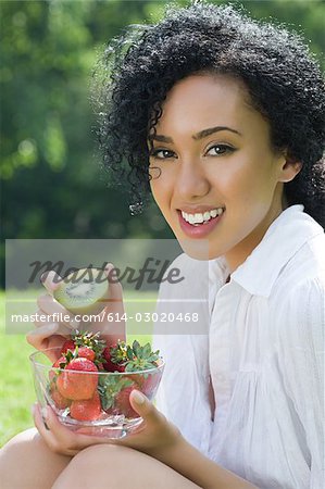 Junge Frau mit Schale Obst