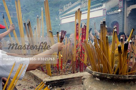 Anhänger mit Weihrauch bei Tin Hau Tempel, Dai Mui, Hong Kong