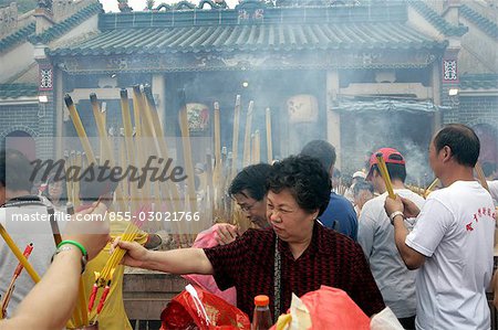 Dévot offrant l'encens au Dai Mui Tin Hau Temple, Hong Kong