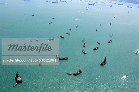 Vue aérienne avec vue sur Victoria Harbour avec bateaux, Hong Kong