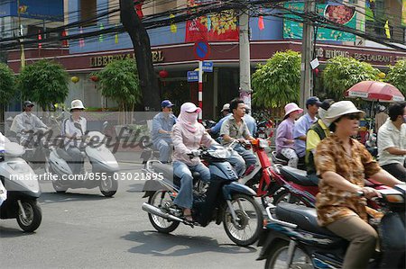 Personnes sur une moto dans les rues de Ho Chi Minh, Vietnam