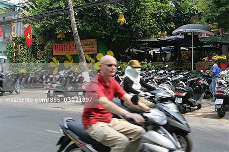 Personnes sur une moto dans les rues de Ho Chi Minh, Vietnam