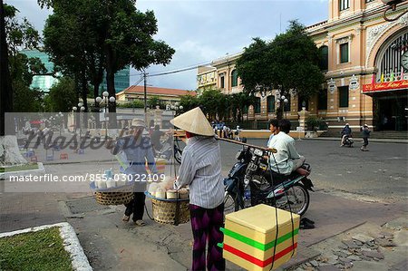 Hausierer außerhalb der zentrale Postgebäude, Ho-Chi-Minh-Stadt, Vietnam